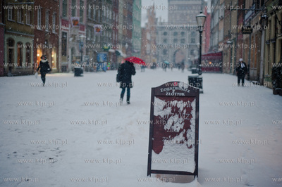 Gdansk. Ul. Dluga. Zima i obfite opady sniegu wrocily...