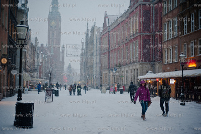 Gdansk. Ul. Dluga. Zima i obfite opady sniegu wrocily...