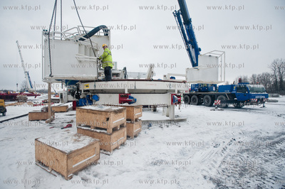 Gdansk. Wisloujscie. Montaz maszyny drazacej TMB, ktora...