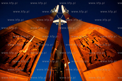 Gdansk. Bialo-czerwona iluminacja Pomnika Poleglych...