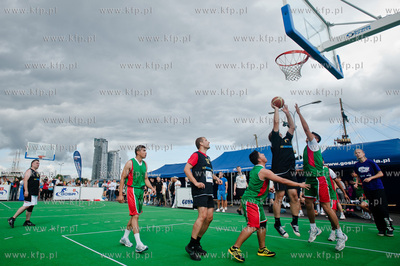 Gdynia. Skwer Kosciuszki. Wielki Mecz Koszykowki pomiedzy...