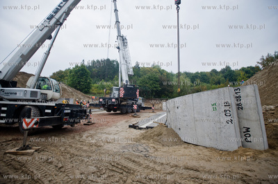 Gdansk. Ul. Ogrodowa. Montaz pierwszych elemntow wiaduktu...