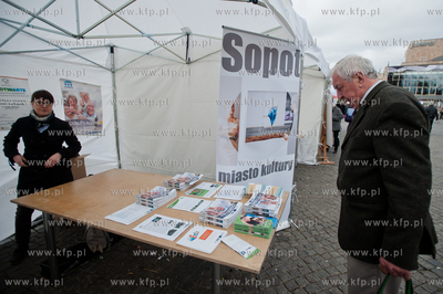 Gdansk. Targ Weglowy. Wielki Festyn Rodzinny, swietujacy...