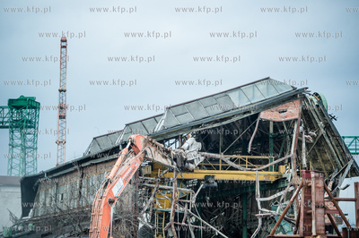 Gdansk. Tereny bylej Stoczni Gdansk. Wyburzenie hali...