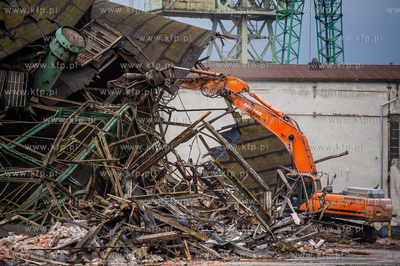 Gdansk. Tereny bylej Stoczni Gdansk. Wyburzenie hali...