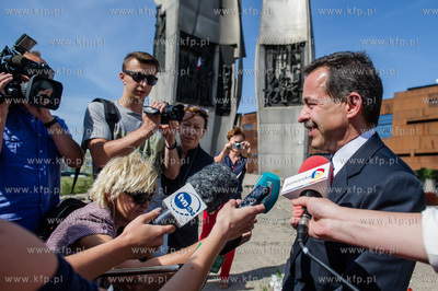 Plac Solidarnosci. Ambasador USA Stephen Mull sklada...