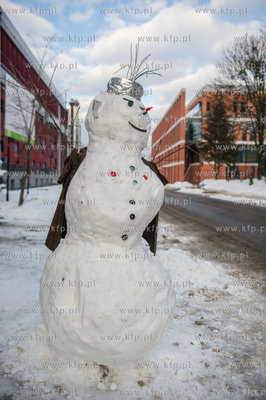 Sniezne balwany ustawione na kampusie Politechniki...