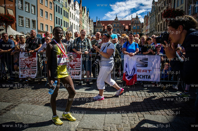 Gdańsk. XXII Energa Maraton Solidarności. Nz pierwsza...