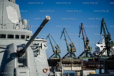 Gdynia. Nabrzeże Francuskie. Wizyta robocza fregaty...