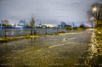 Gdańsk. Wysoki poziom wód Motławy, który jest efektem...
