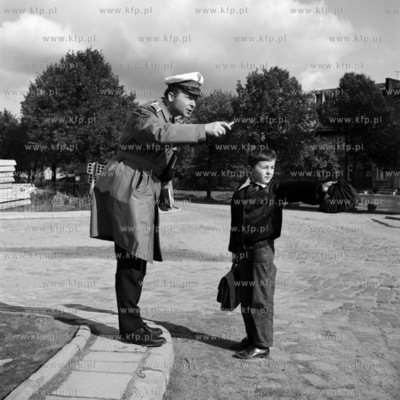 Spytaj milicjanta, on Ci droge wskaze. 
10.1969
0002259z_pazdziernik1969
Fot....