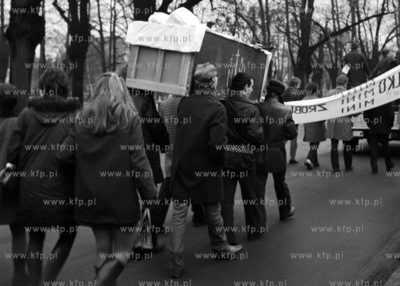 Heppening na ulicach Gdanska Wrzeszcza studentow uczelni...