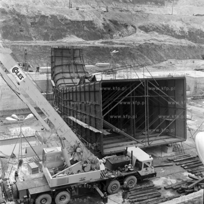 Montaż rurociągów przez pracowników Hydrobudowy...