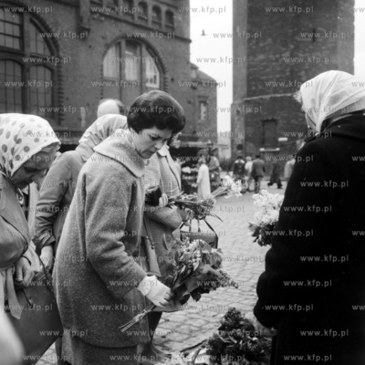Handel kwiatami pod Halą Targową w Gdańsku. 1963...