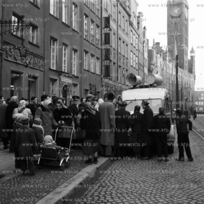 Samochód propagandowy na Długiej w Gdańsku.   (Lata...