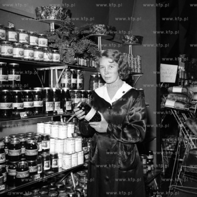 Ekspedientka w sklepie spożywczym w Gdyni.( lata60...