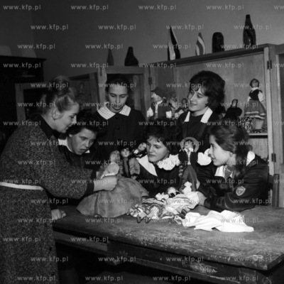 Młodzież szkolna na zajęciach artystyczne w szkole.
1961
0008471z
Fot....