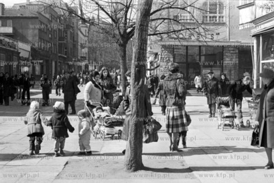 Wiosna na monciaku w Sopocie.
10.04.1979
3kwiecien79_z.kosycarz_p30
Fot....