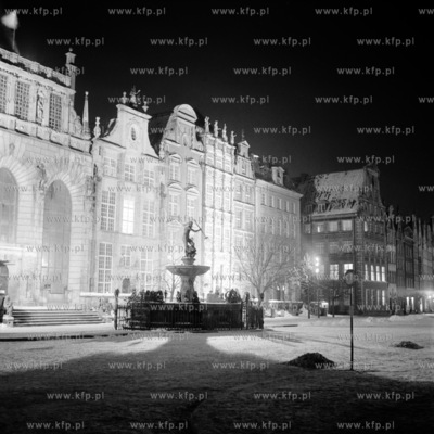 Fontanna Neptuna na Długim Targu w Gdańsku nocą....