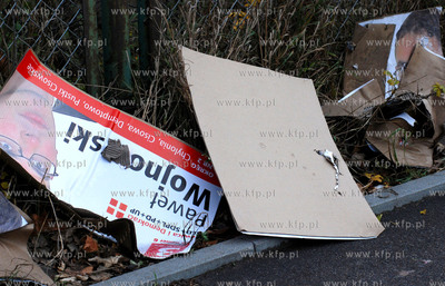 Gdynia. Pozrywane plakaty wyborcze na ul. Morskiej...