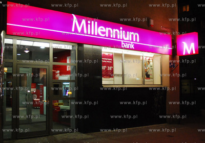 Gdynia. Ul. Swietojanska noca. Nz, bank Millennium

14.03.2007

Fot....