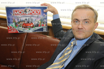Gdynia znalazla sie na planszy gry MONOPOLY. Nz. Wojciech...