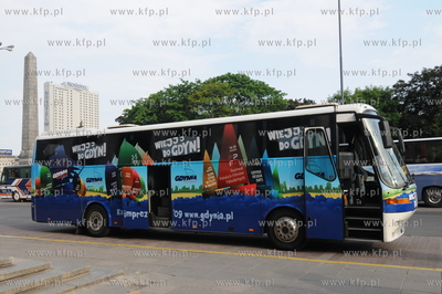 Gdynia reklamuje sie w Warszawie. Nz. kolorowy autobus...
