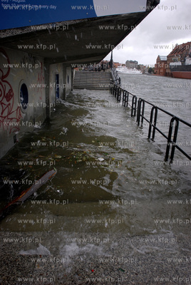 Mocny polnocny wiatr i zwiazana z tym cofka spowodowaly...