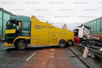 Gdynia. Z niewyjasnionych przyczyn samochod ciezarowy...