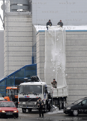 Odsiezanie dachu Portu Lotniczego w Gdansku Rebiechowie.
13.01.2010
fot....