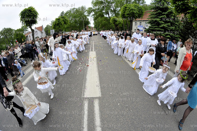 Procesja Bozego Ciala przeszla ulicami Pelplina.  03.06.2010...