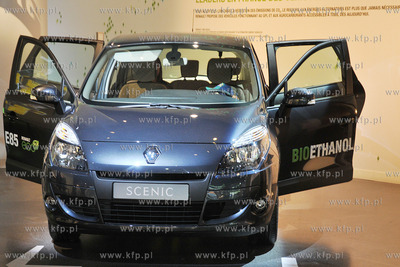 Salony samochodowe na Polach Elizejskich (Champs Elysee...