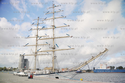 Zaglowiec Fryderyk Chopin zacumowany w Basenie Prezydenta...