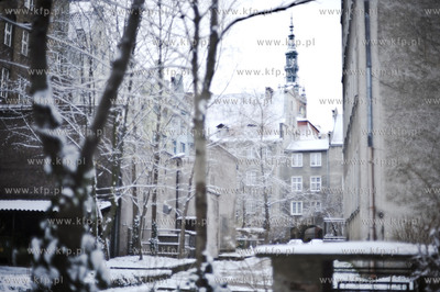 Pierwszy powazny snieg na ulicach Gdanska. Nz. Podworko...
