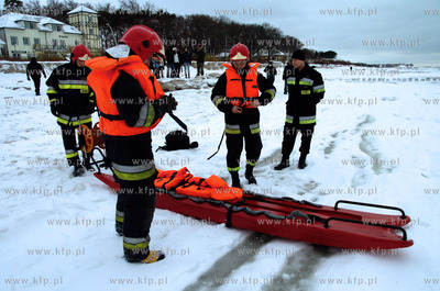 Strazacy z Ustki uratowali labedzia, ktory przymarzl...