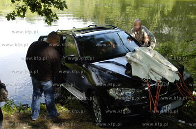 Strazacy wyciagneli ze stawku przy ul. Arciszewskiego...