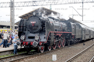 Pociag "Heweliusz", prowadzony przez parowoz z wolsztynskiej...