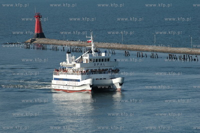 Katamaran Opal, Zeglugi Gdanskiej, wplywa do Portu...
