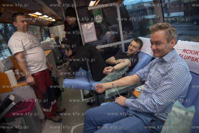 Final WOSP 2015. Prezydent Slupska Robert Biedron oddaje...