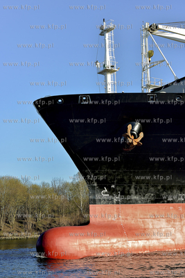 Kontenerowiec Celina Star wyplywa z gdanskiego portu....