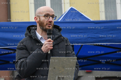 Około setki przeciwników szczepień i obostrzeń...