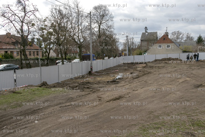 Stawianie ogrodzenia wokół placu pomiędzy ulicami...