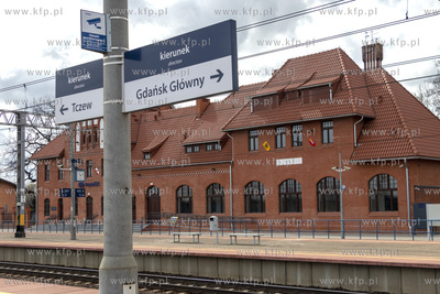 Zabytkowy budynek dworca kolejowego w Pszczółkach....