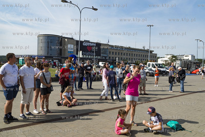 Dar Młodzieży wpływa do Nabrzeża Pomorskiego w...