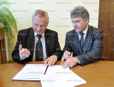 Gdansk. Urzad Wojewodzki. Podpisanie uwow z samorzadowcami...