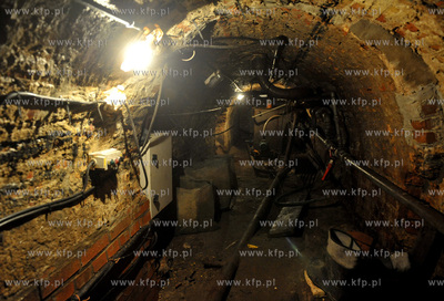 Gdansk. Demontaz figury Neptuna z fontanny na Dlugim...