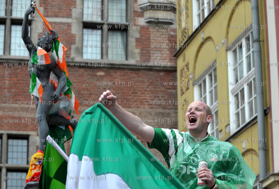 Gdansk, Dlugi Targ. Irlandzcy i hiszpanscy kibice bawia...