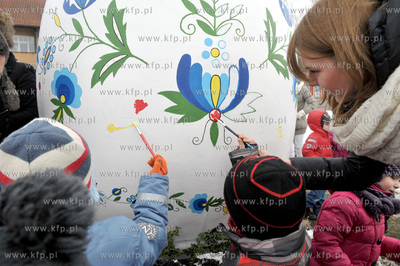 Wielkanocna dwumetrowa pisanka w Zukowie na Kaszubach....