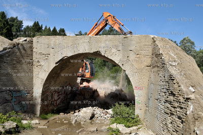 Wyburzanie ostatniego starego wiaduktu dawnej trasy...