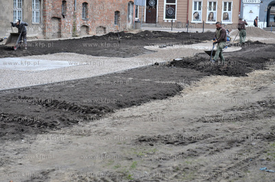 Prace przy budowie skweru na terenie Law Miesnych pomiedzy...